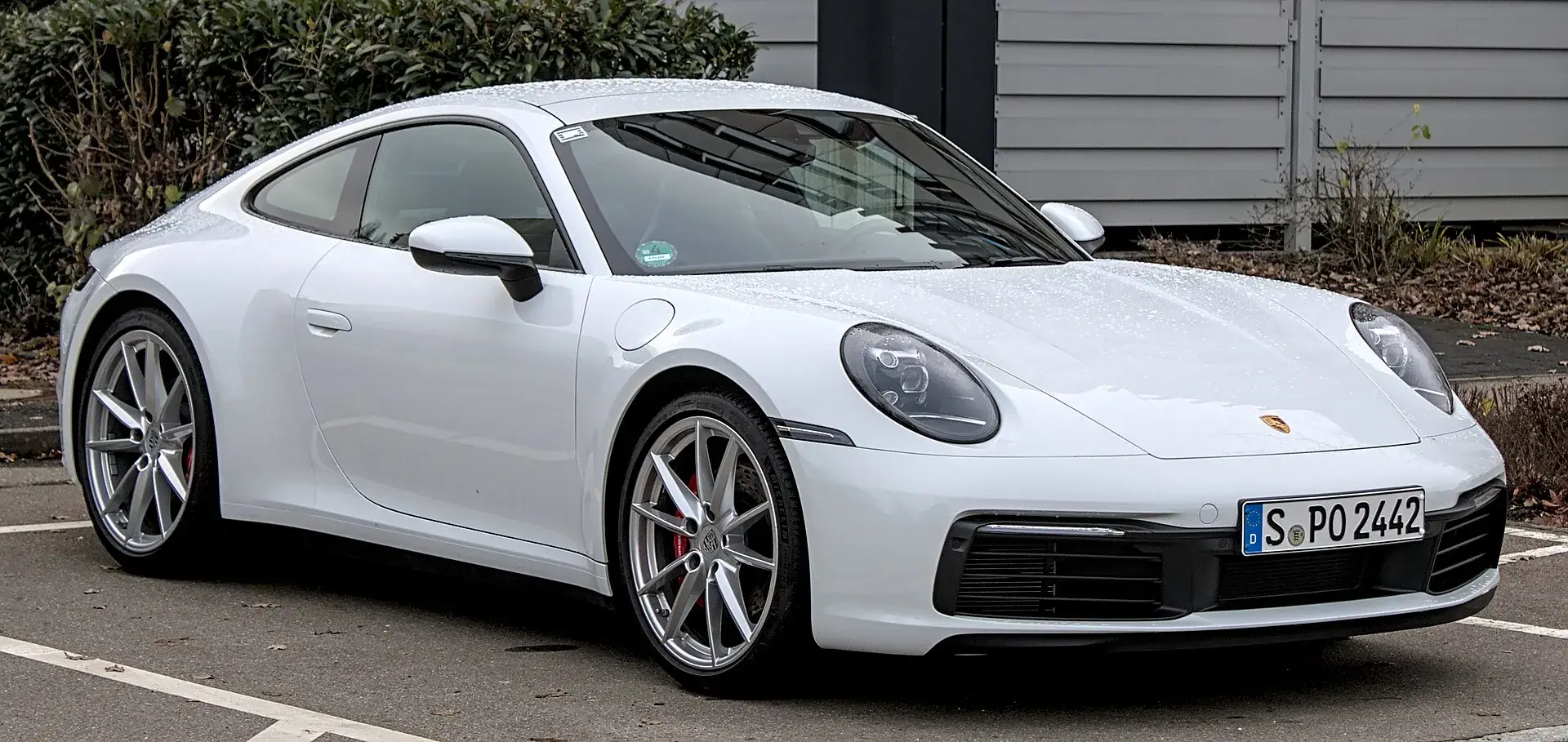 Front three-quarter view in Carrara White